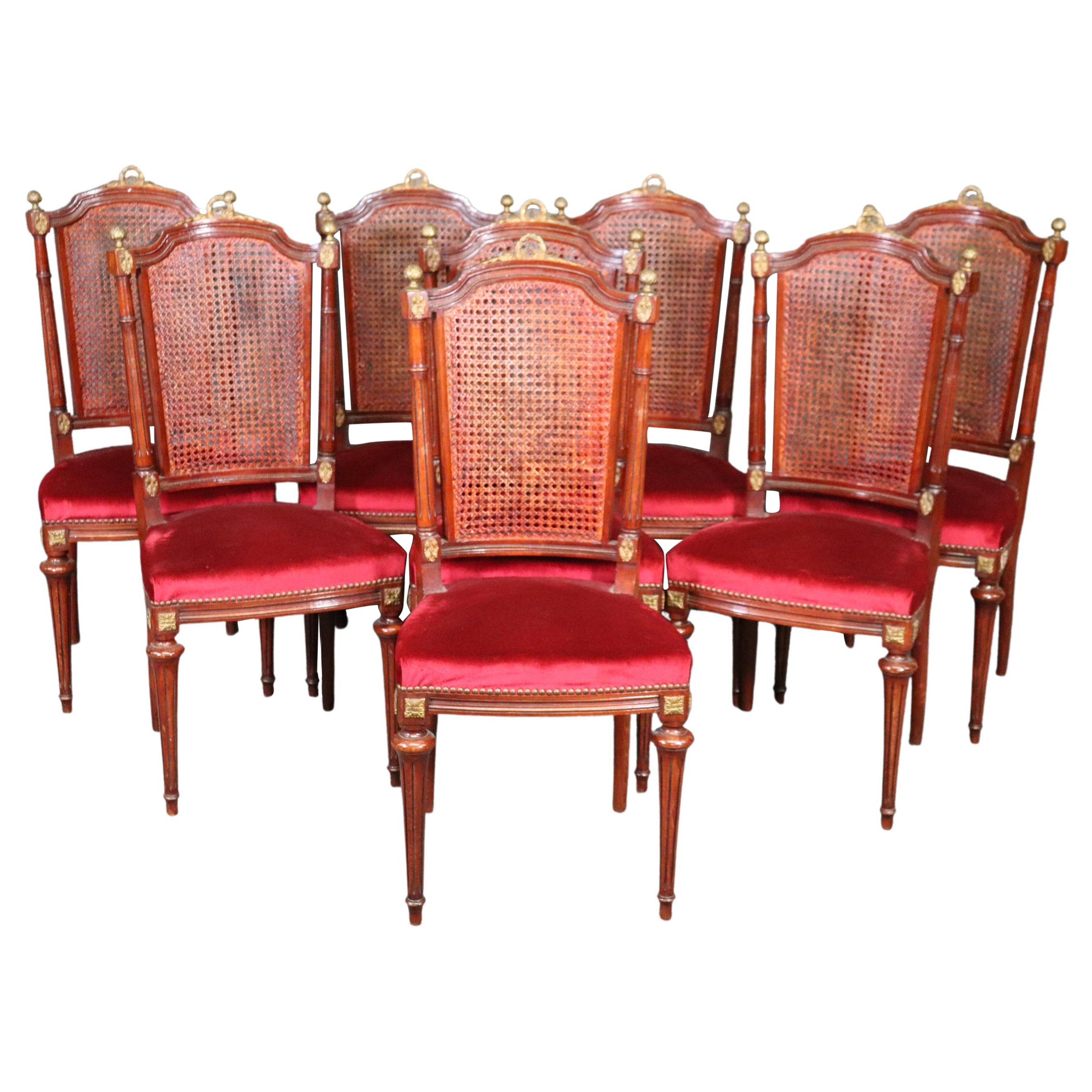 Satz von 8 französischen Mahagoni-Esszimmerstühlen im Louis-XVI.-Stil mit Schilfrohrrückenlehne und Goldbronze