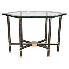 Rare table centrale néoclassique Karl Springer en bronze et laiton avec plateau en verre épais