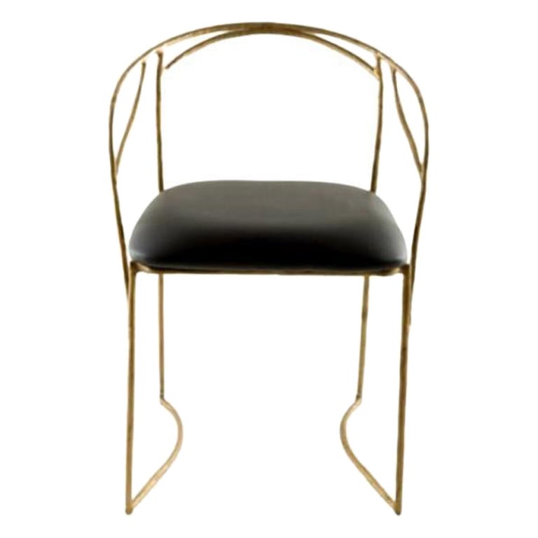 Chaise Chamber - Structure sculpturale en laiton et assise en cuir noir par Masaya