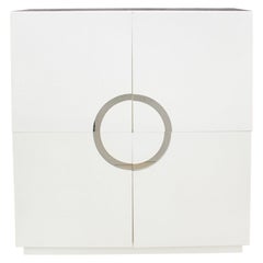 Moderner weiß lackierter 4-Türen-Schrank
