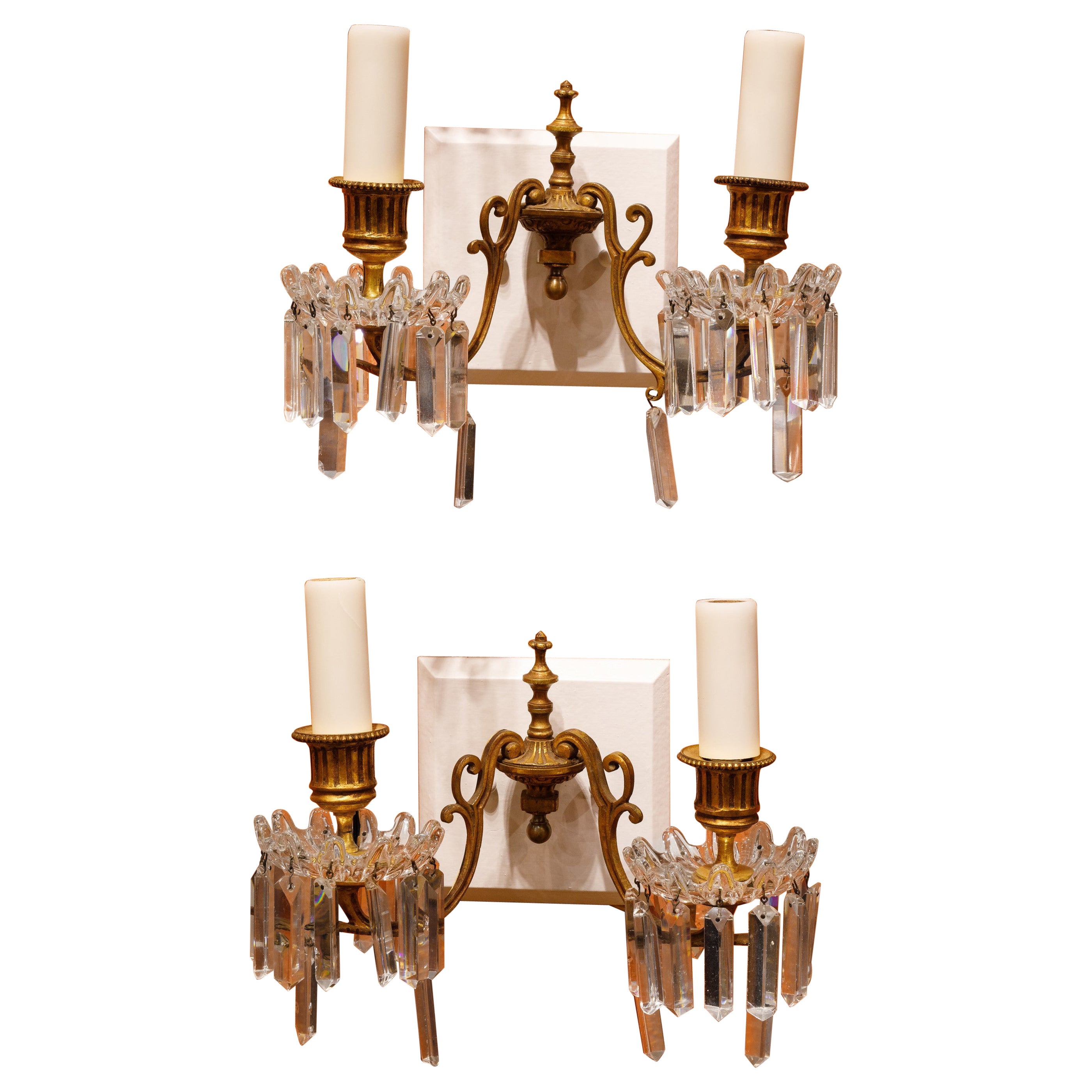 Paire d'appliques classiques françaises anciennes à deux bras en bronze d'or et cristal de Baccarat en vente