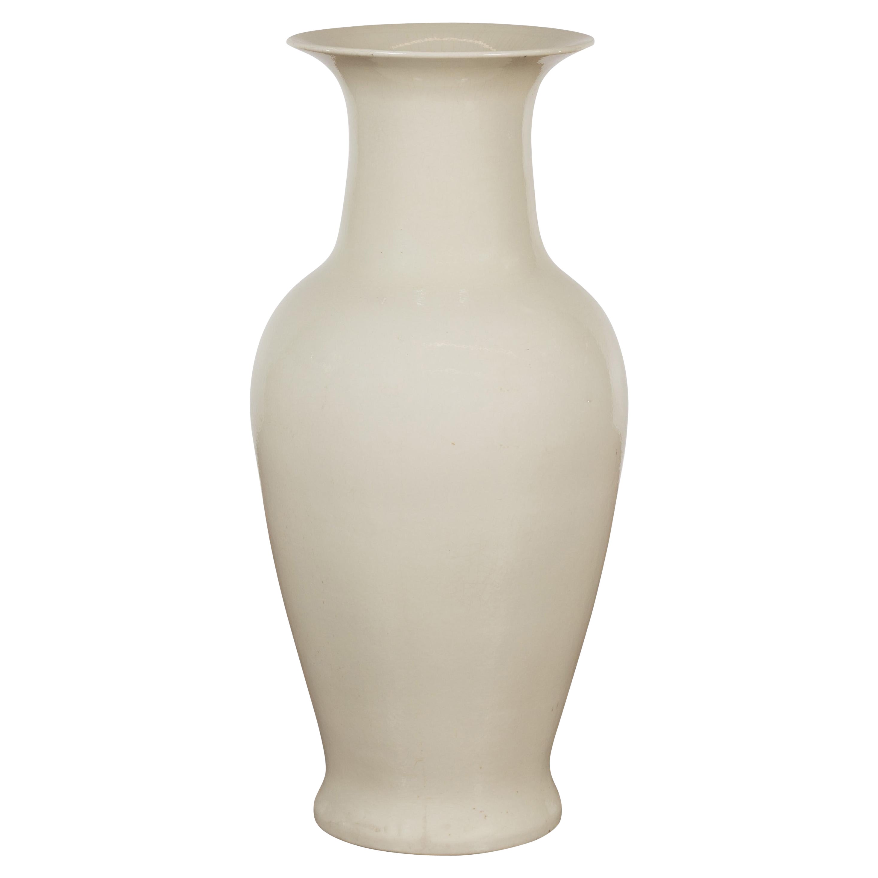 Vaso da altare vintage oversize con finitura Blanc de Chine e collo svasato