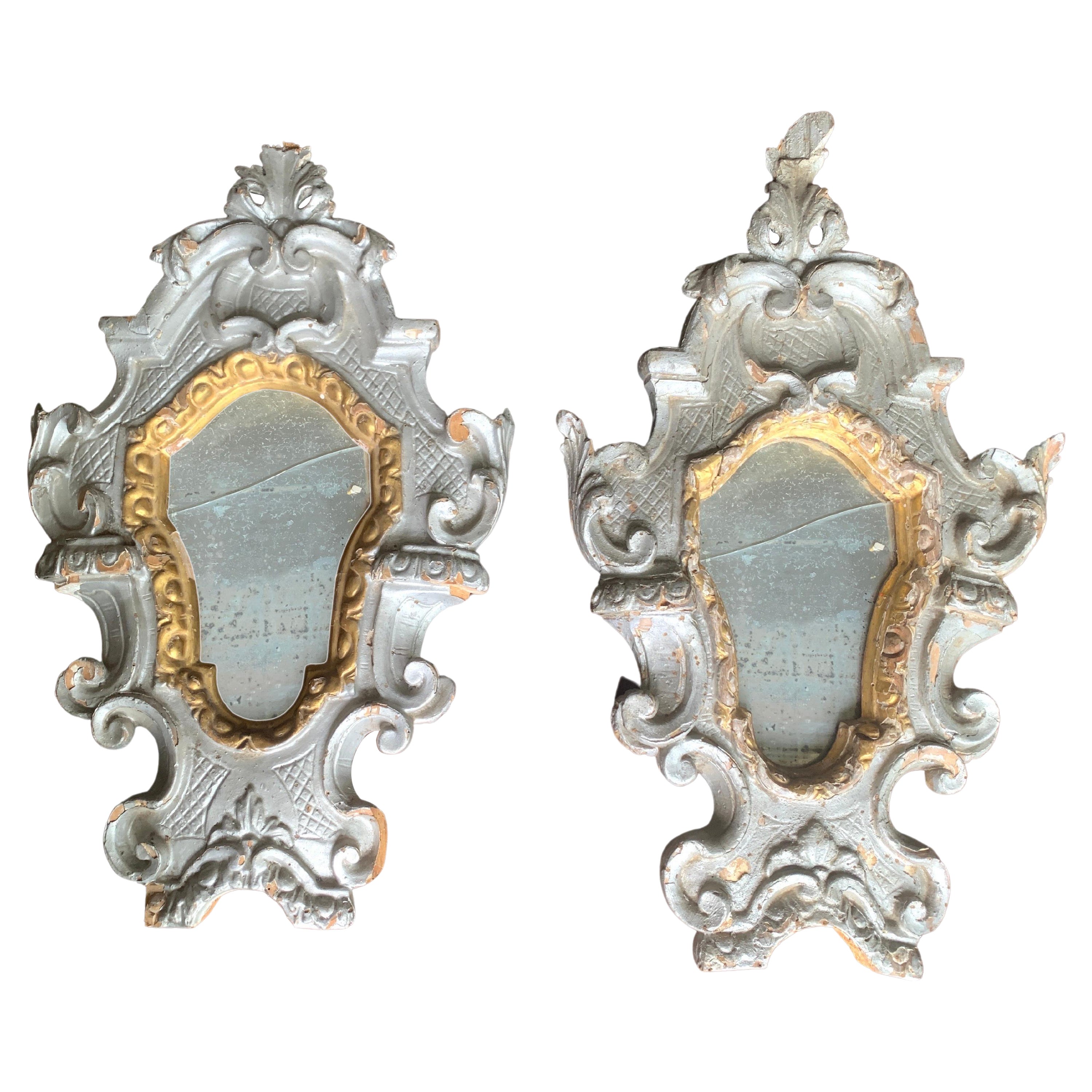 Paire de miroirs muraux italiens anciens du 18ème siècle, sculptés et peints à la main en vente