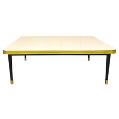 Table basse à plateau brillant, cadre en laiton et pieds coniques noirs, extrémité en laiton, grande taille