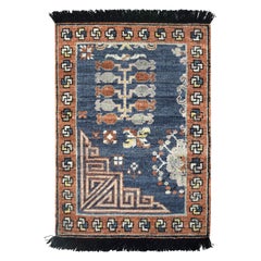 Alfombra inspirada en Khotan de Rug & Kilim con motivos geométricos en marrón y azul
