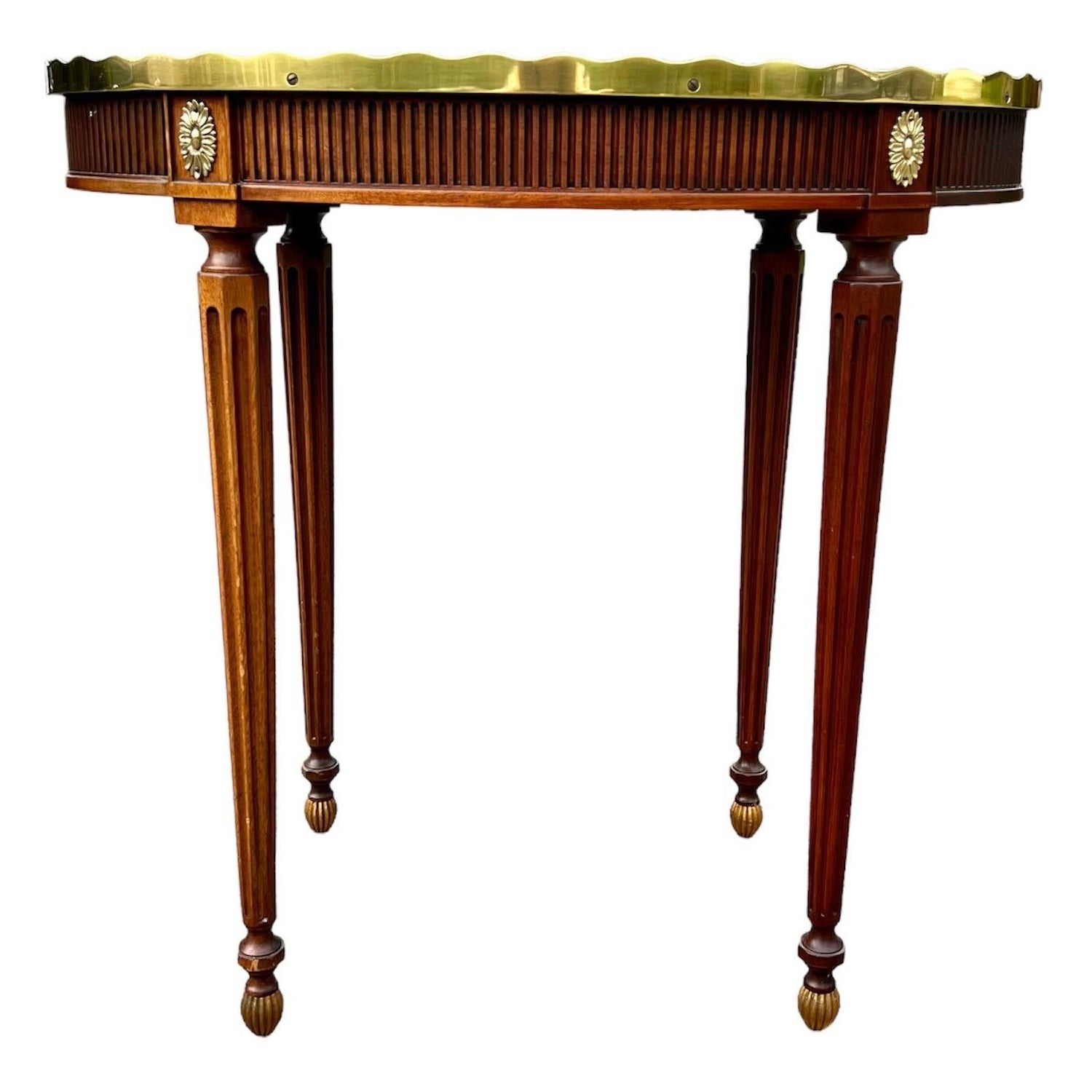 Mesa Auxiliar Ovalada Vintage de Caoba Con Galería de Latón Fabricada por Baker Furniture