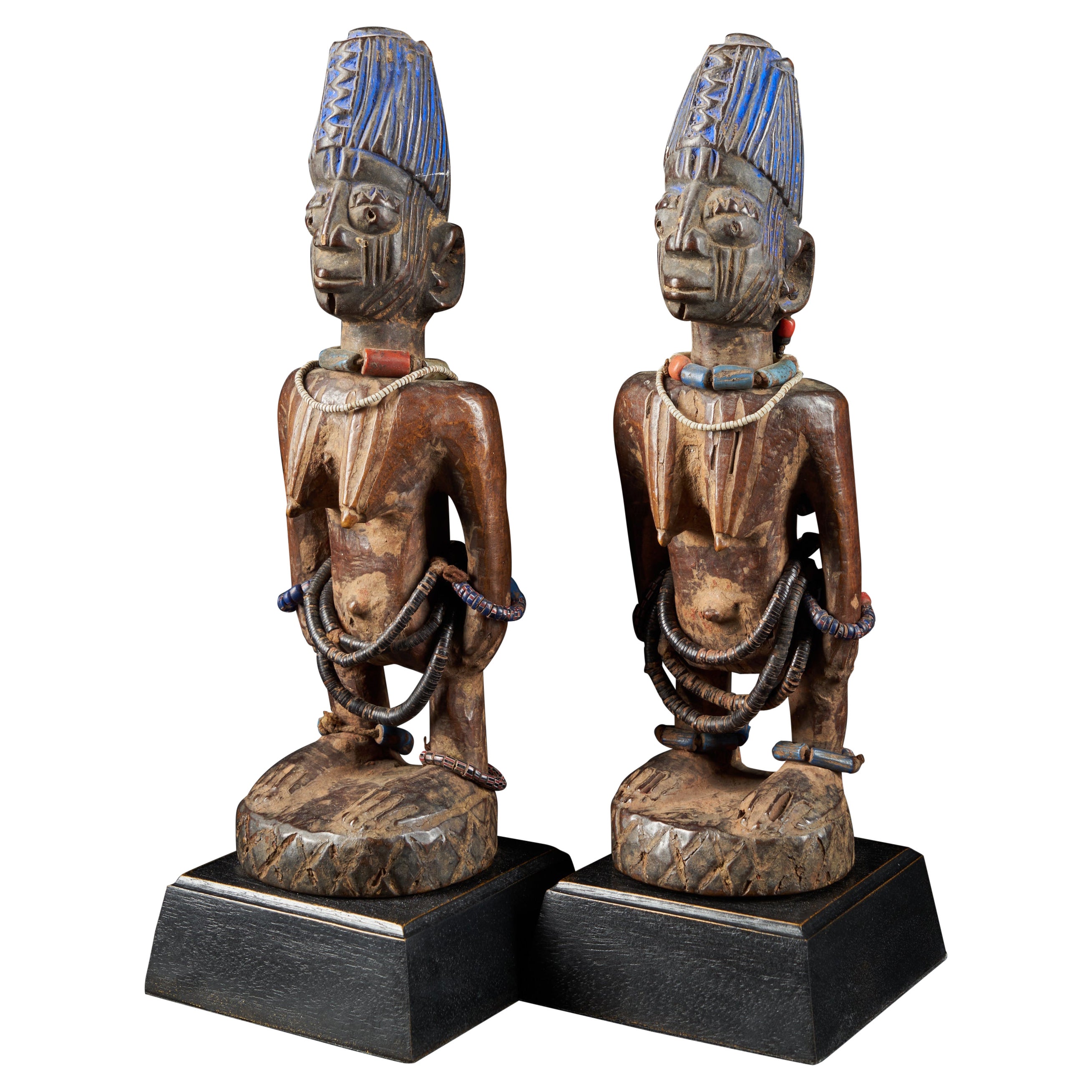 Paire de figures décoratives sculptées - Figures jumelles Ibeji, peuple Yoruba - Nigeria