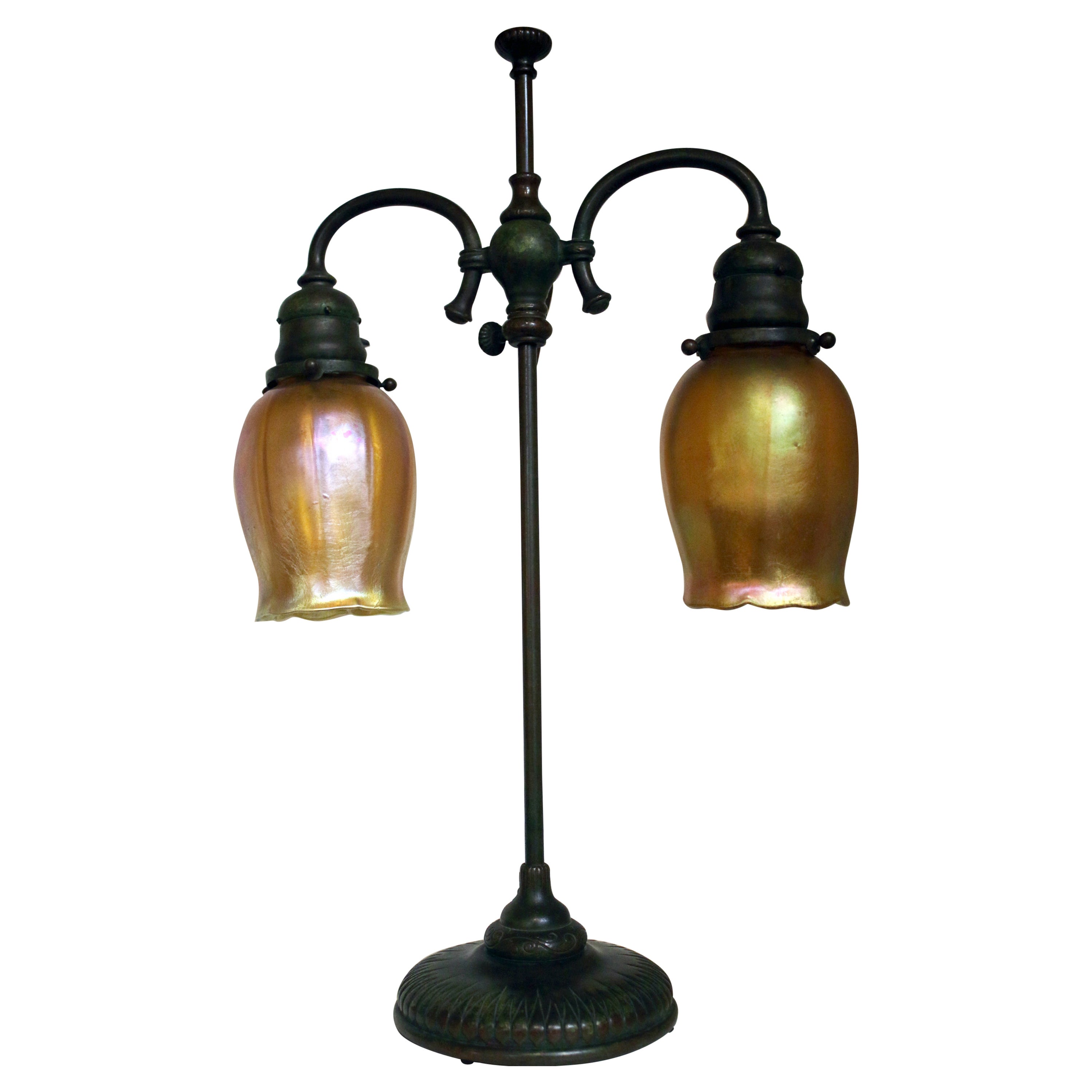 Lampe d'études Tiffany Studios New York signée, base en bronze et globes en verre d'art en vente