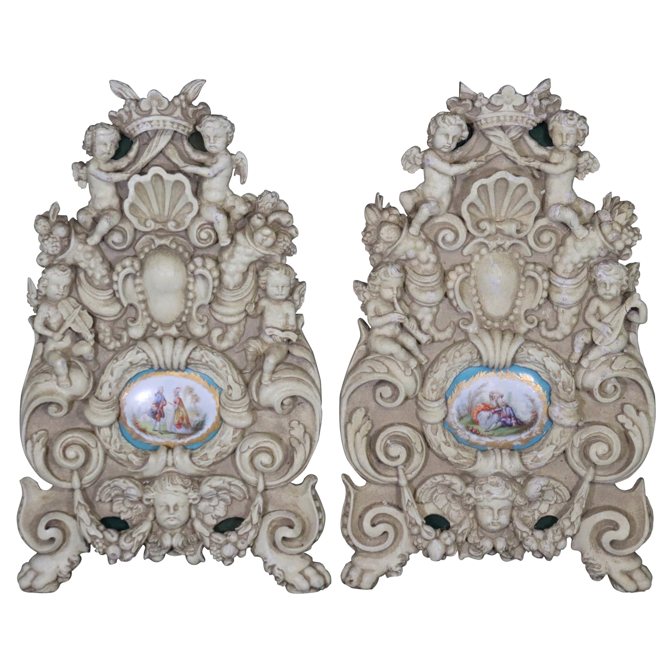 Coppia di decorazioni da parete figurative francesi intagliate con placche in stile Sèvres