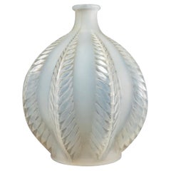 1924 René Lalique, Vase Malines Cased Opalescent Glass with Grey Patina