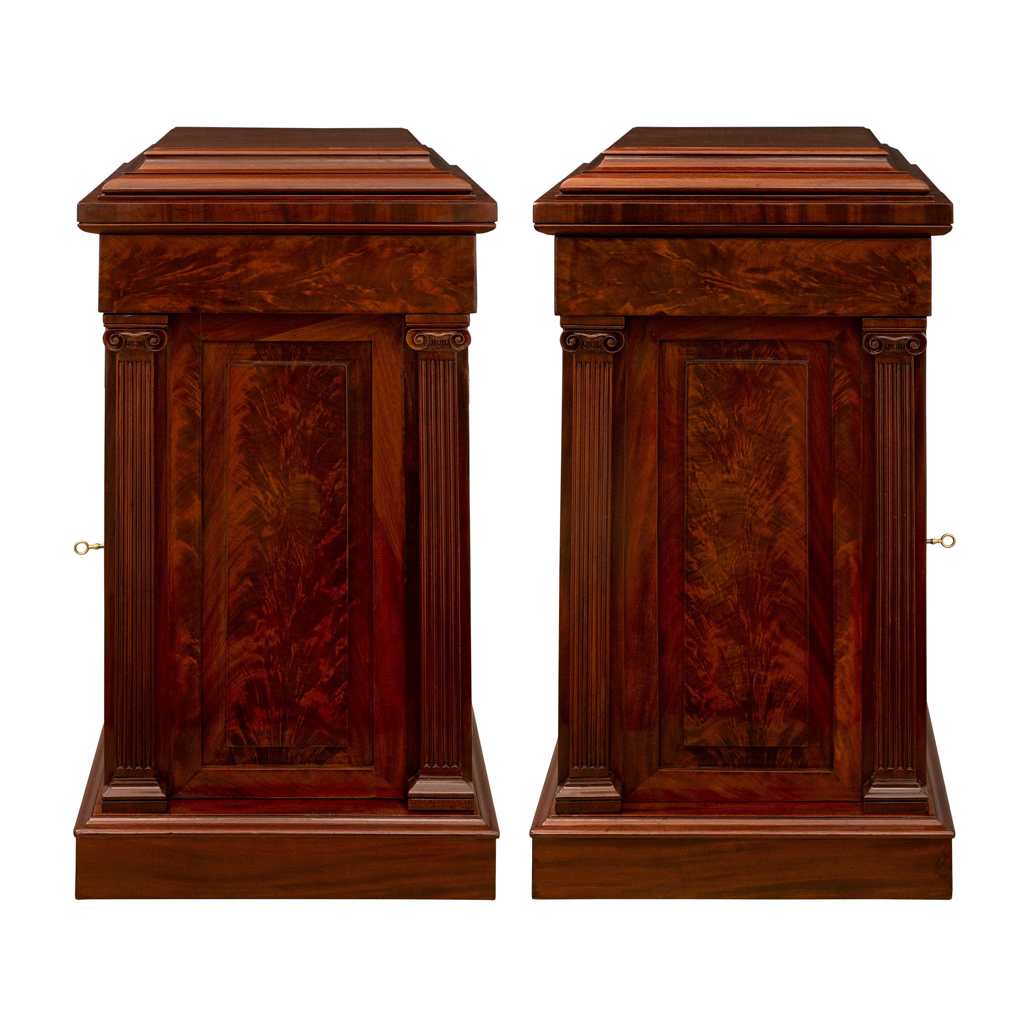 True Pair of English 19th Century Regency Period Flamed Mahogany Pedestals For Sale