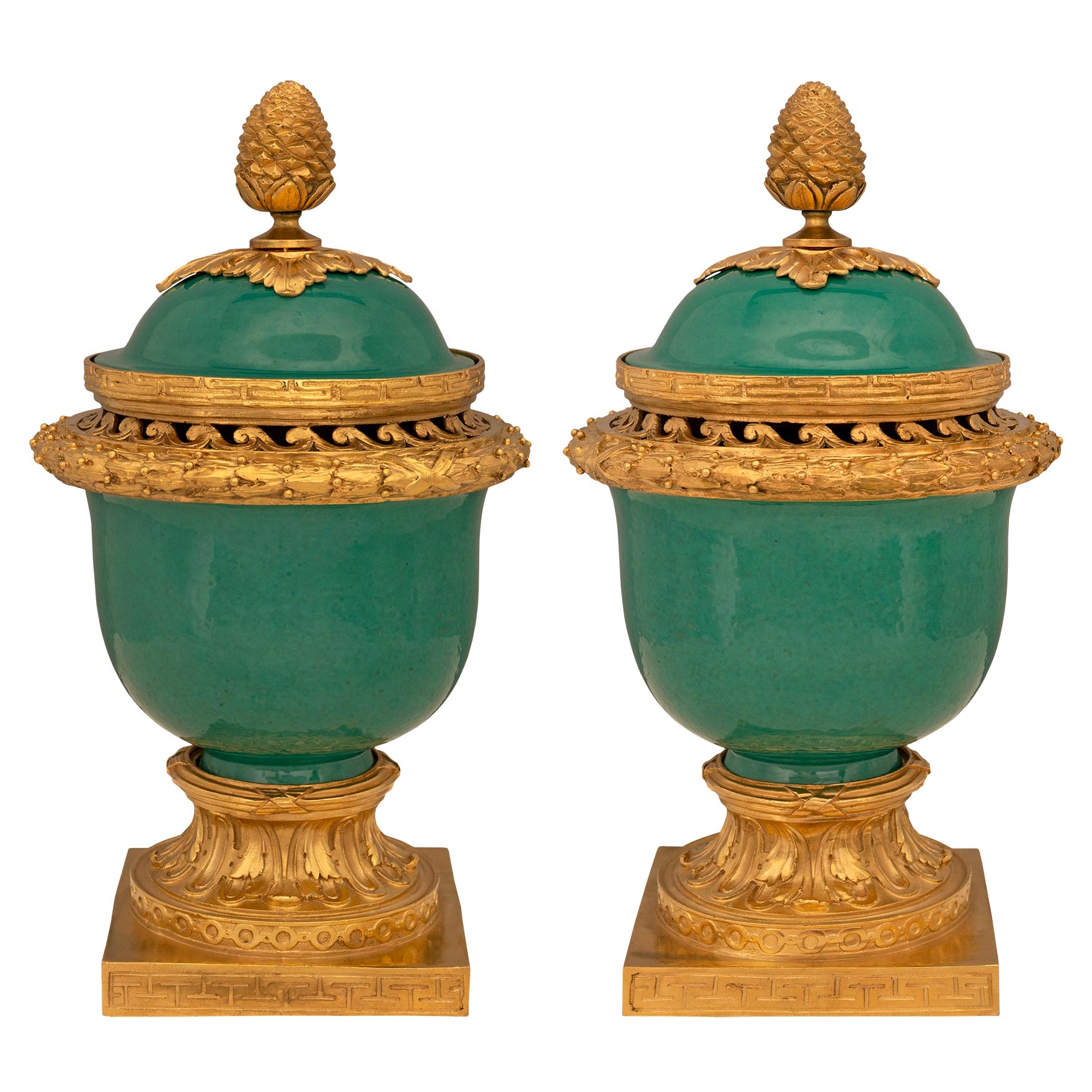 Paire d'urnes à couvercle Louis XVI du 19ème siècle en porcelaine et bronze doré
