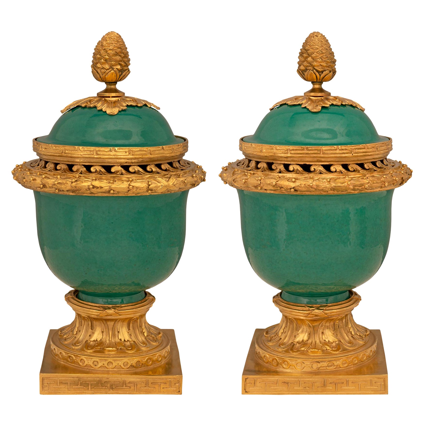 Coppia di urne con coperchio in porcellana e ormolu di stile Luigi XVI, Francia, XIX secolo