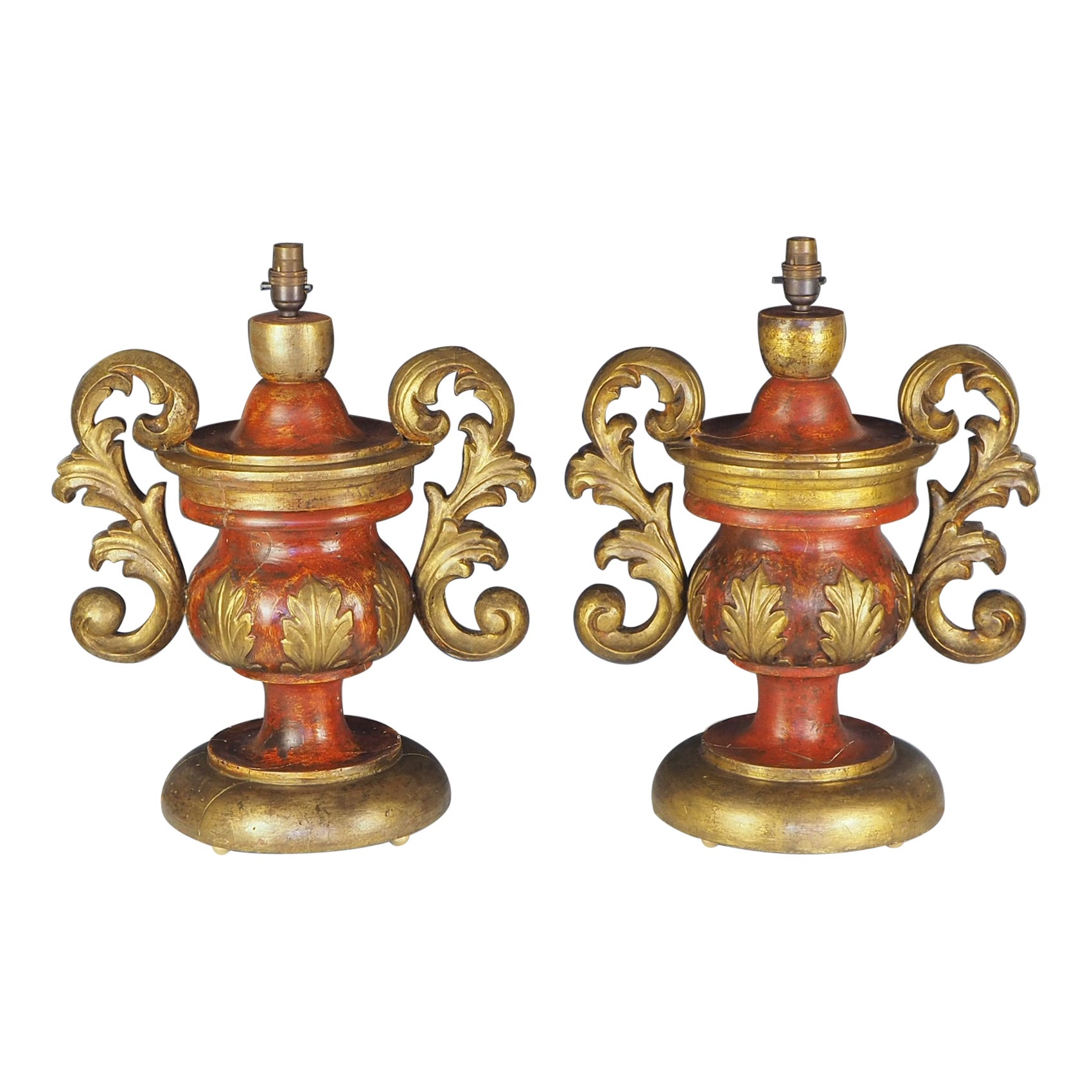 Paire de lampes de bureau italiennes du 19ème siècle sculptées et peintes à la main