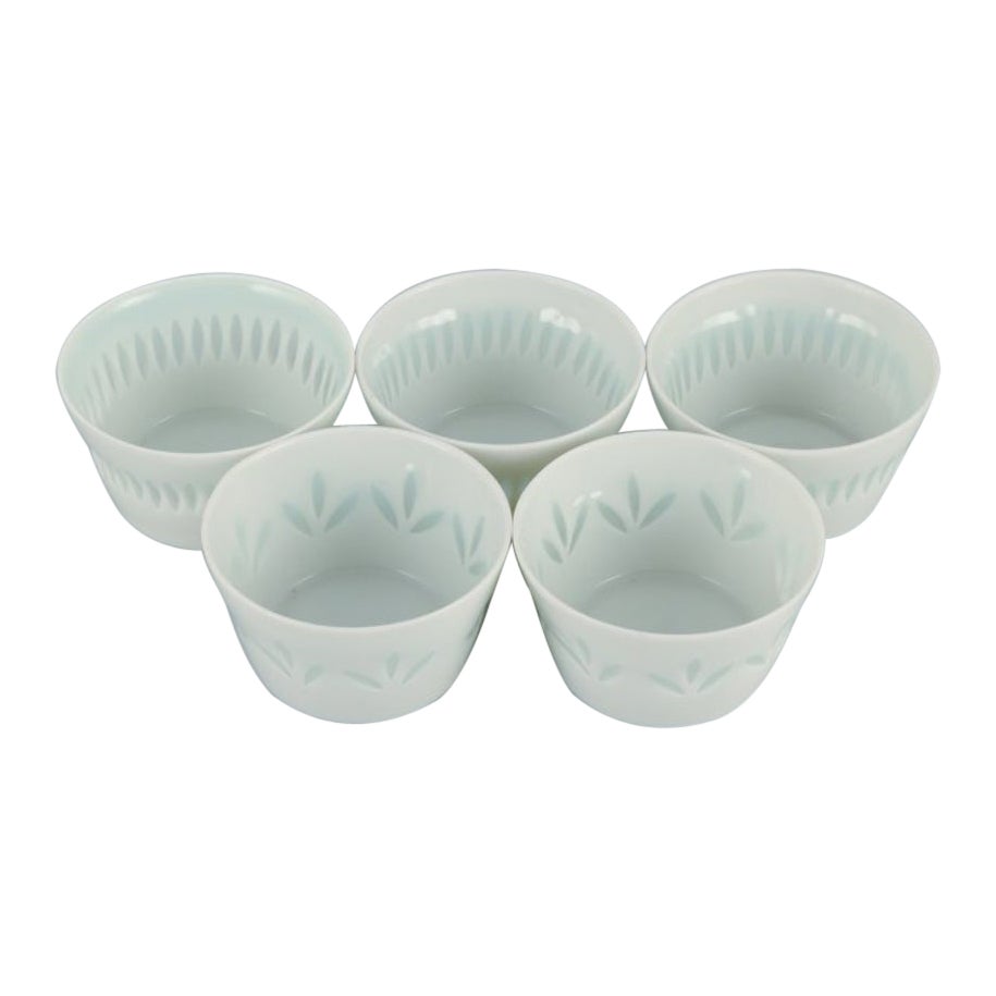 Friedl Holzer-Kjellberg for Arabia, Finland, Five Arabia Bowls in Porcelain For Sale