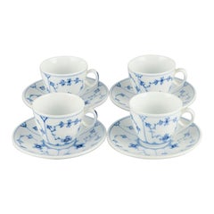 Vier Sets von blau geriffelten, einfachen Kaffeebechern und Sauciere aus Royal Copenhagen.