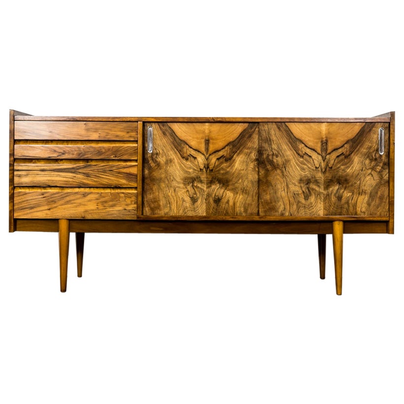 Modernes Nussbaum-Sideboard aus der Jahrhundertmitte