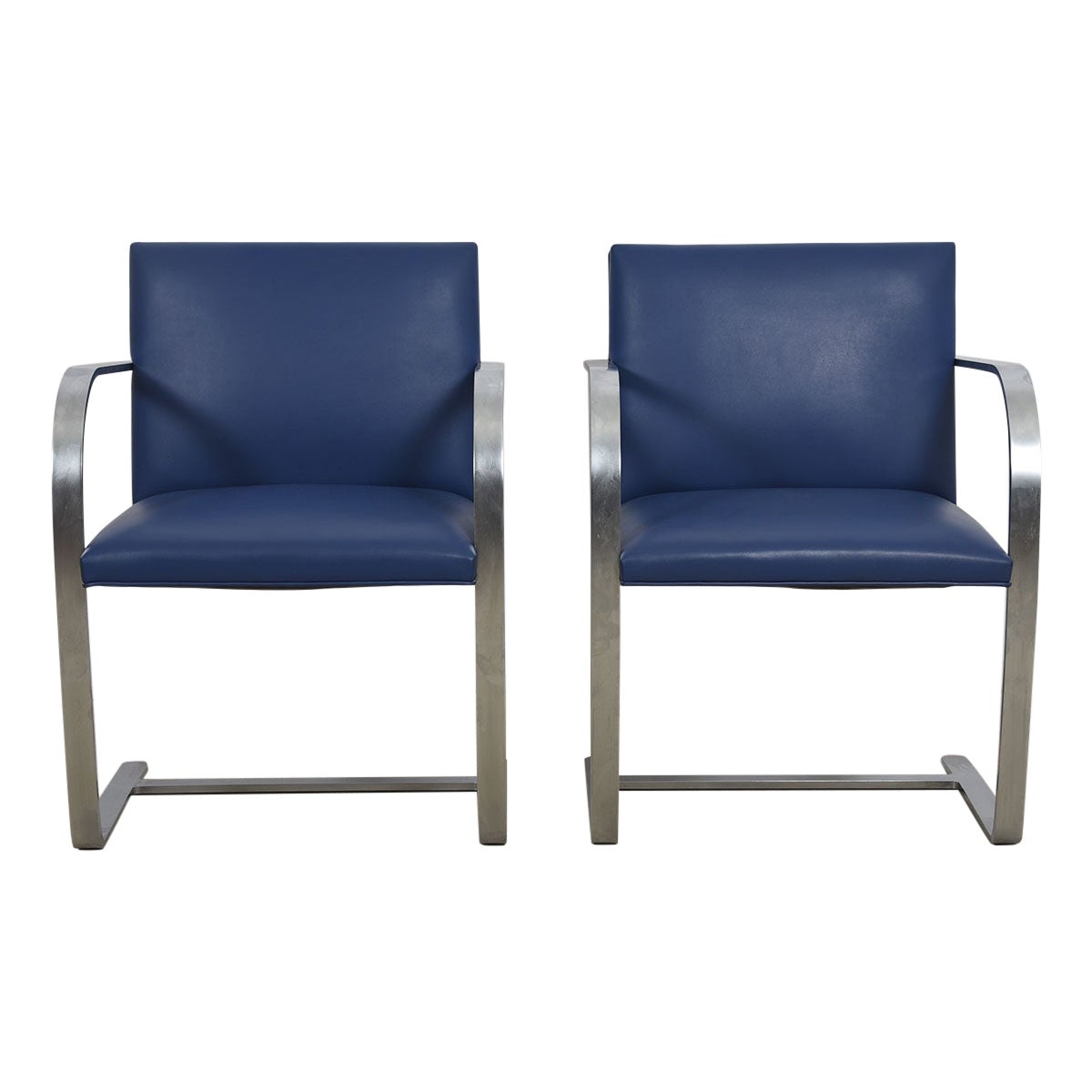 Paar flache Brünner Barstühle aus Edelstahl mit Cadet-Blauer Lederpolsterung im Angebot