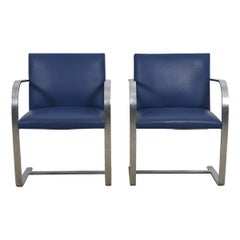 Paar flache Brünner Barstühle aus Edelstahl mit Cadet-Blauer Lederpolsterung