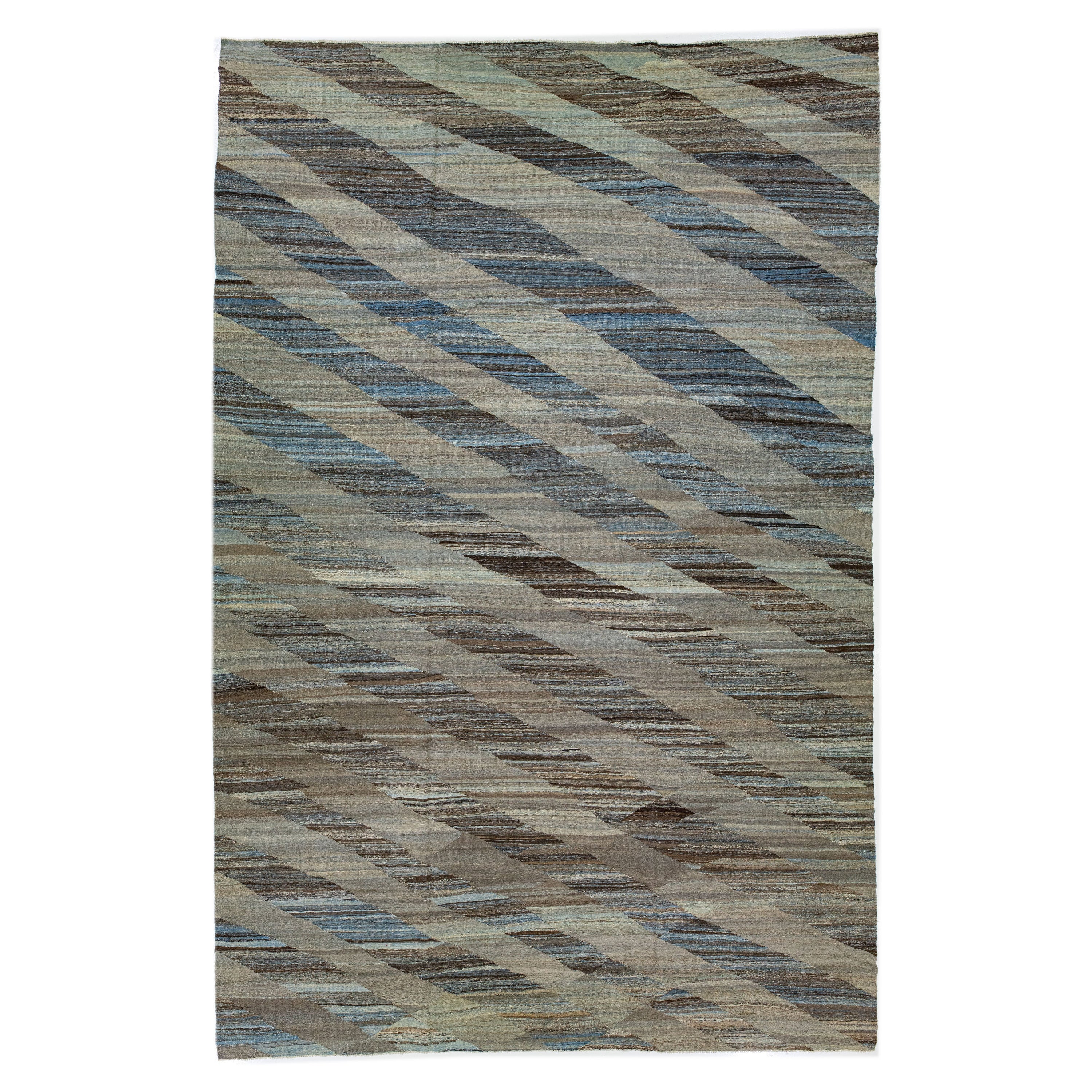 Türkischer Flachgewebe-Kelim-Teppich aus Wolle mit abstraktem Motiv in Braun und Blau im Angebot