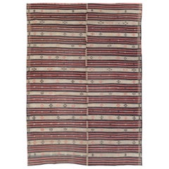 Tapis Kilim turc à tissage plat fait à la main du milieu du 20e siècle, de taille standard