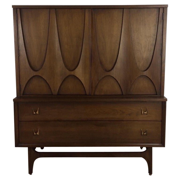 MidCentury Modern Gentleman’s Chest by Broyhill Brasilia For Sale at