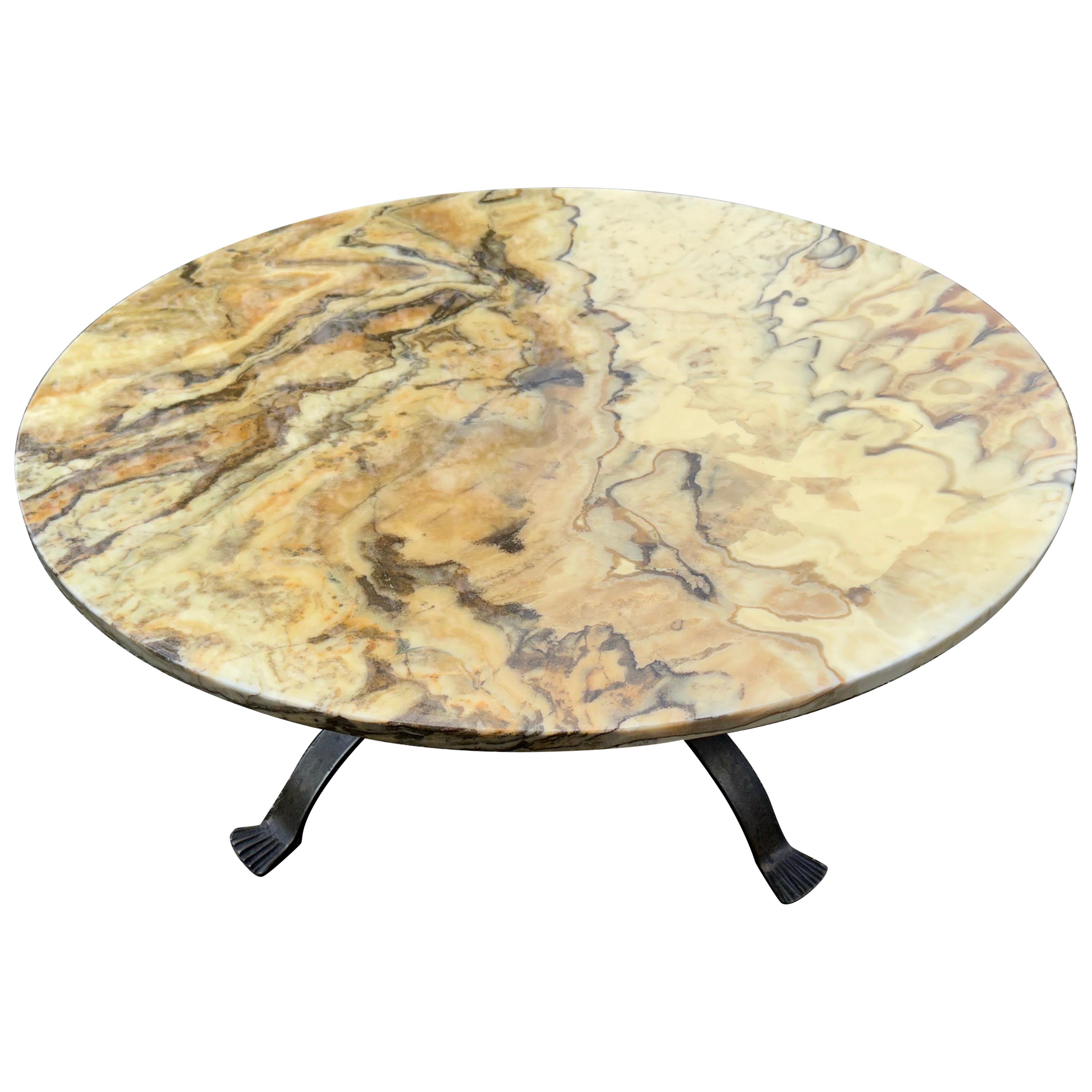 Table basse robuste du milieu du siècle dernier avec un magnifique plateau en marbre et une base en fer forgé