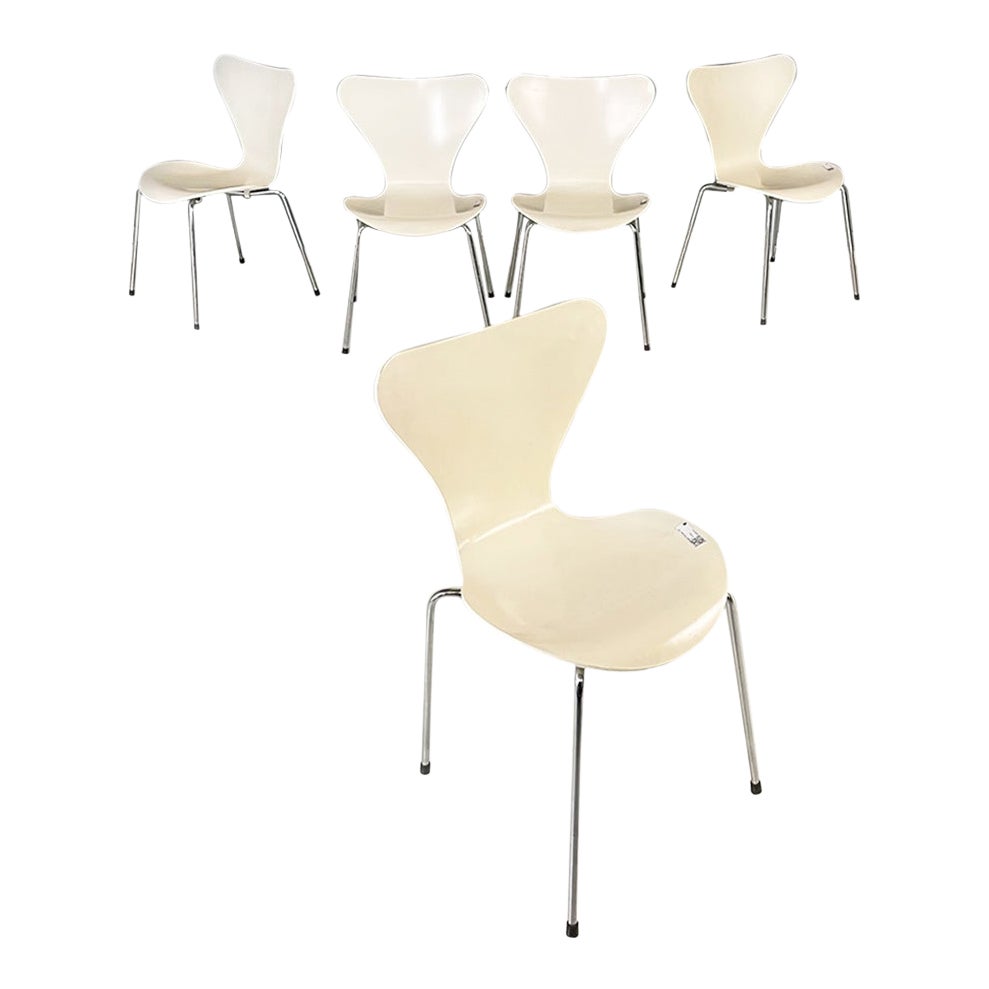 Danish Modern White Chairs of Series 7 by Arne Jacobsen for Fritz Hansen, 1970s