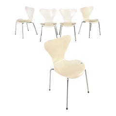 Danish Modern White Chairs of Series 7 by Arne Jacobsen for Fritz Hansen, 1970s