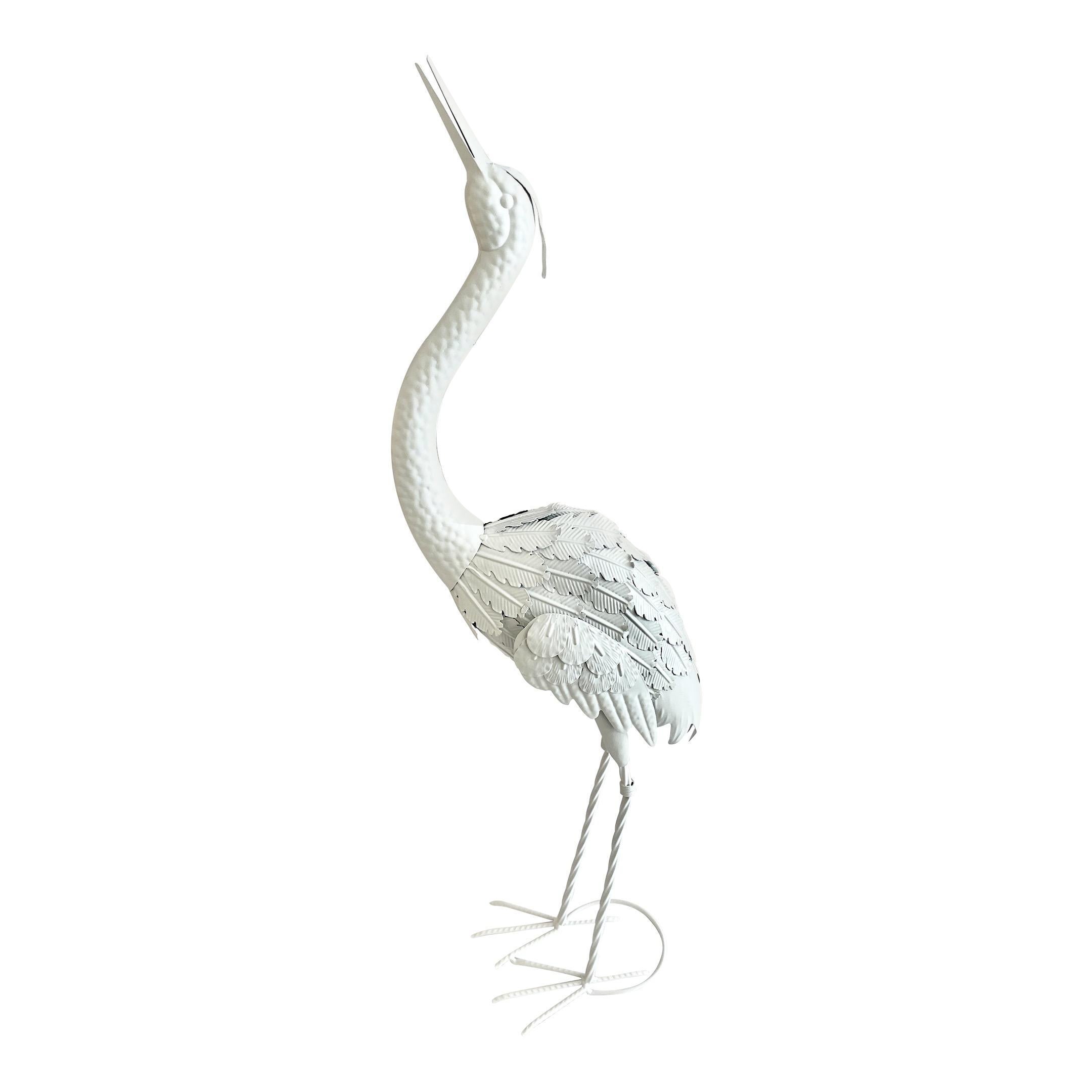 Weiß lackierte Metallstatue einer Storke mit Blick nach oben und vorne