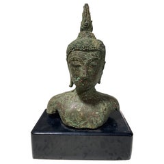 Fragment de buste de Bouddha à tête de temple asiatique en bronze de Siam du 18e au 19e siècle