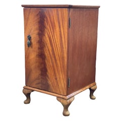 Table d'armoire vintage avec façade en ronce