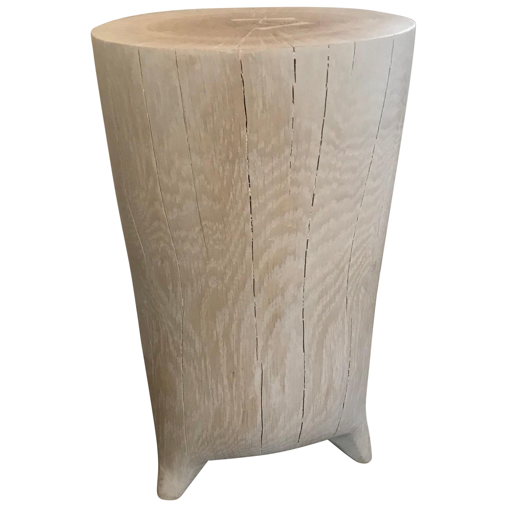 Table d'appoint allongée en bois blanchi sculptée à la main du 21e siècle sur de minuscules pieds