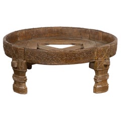 Table d'affûtage Chakki indienne des années 1920 avec décor géométrique sculpté à la main