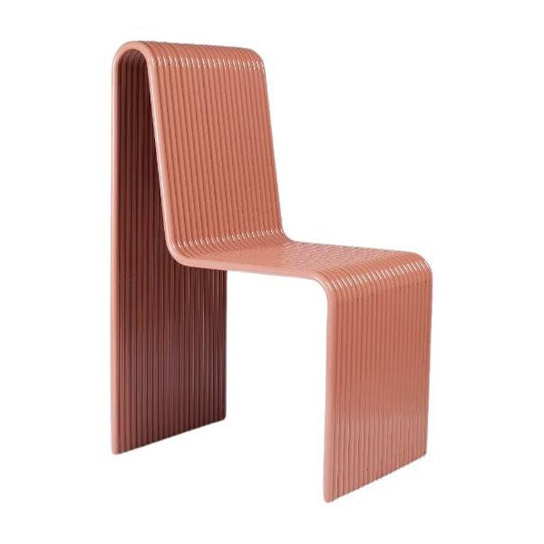 Chaise à rubans rose, par Laun