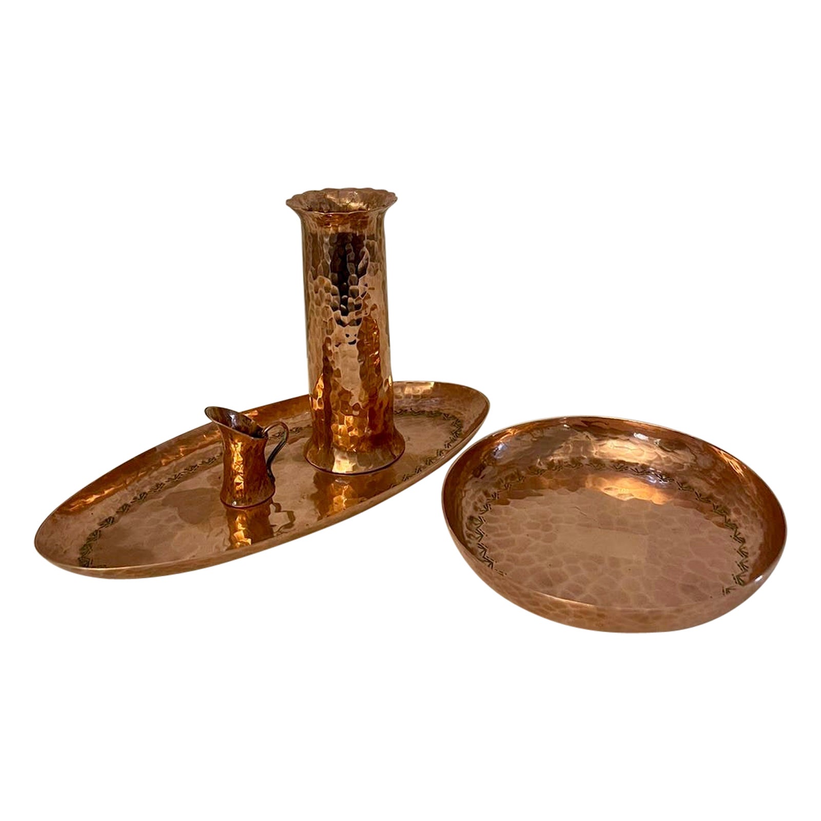 Antica collezione inglese Arts and Crafts di oggetti in rame martellato a mano