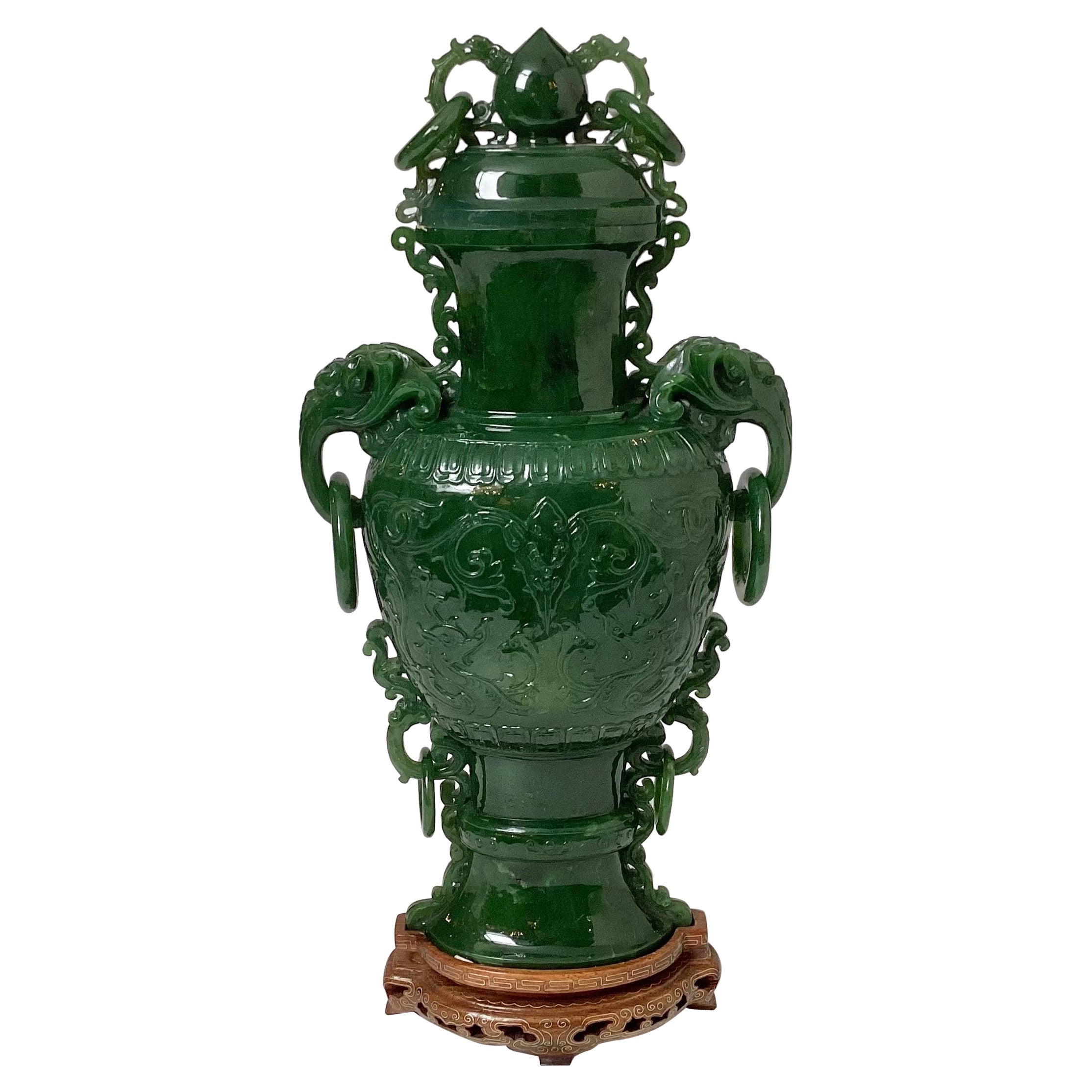 Grand vase en jade vert avec poignées en forme d'éléphant, début du 20ème siècle