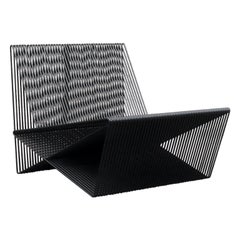 CIRCUIT - Chaise longue contemporaine minimaliste à tige en acier géométrique de TJOKEEFE