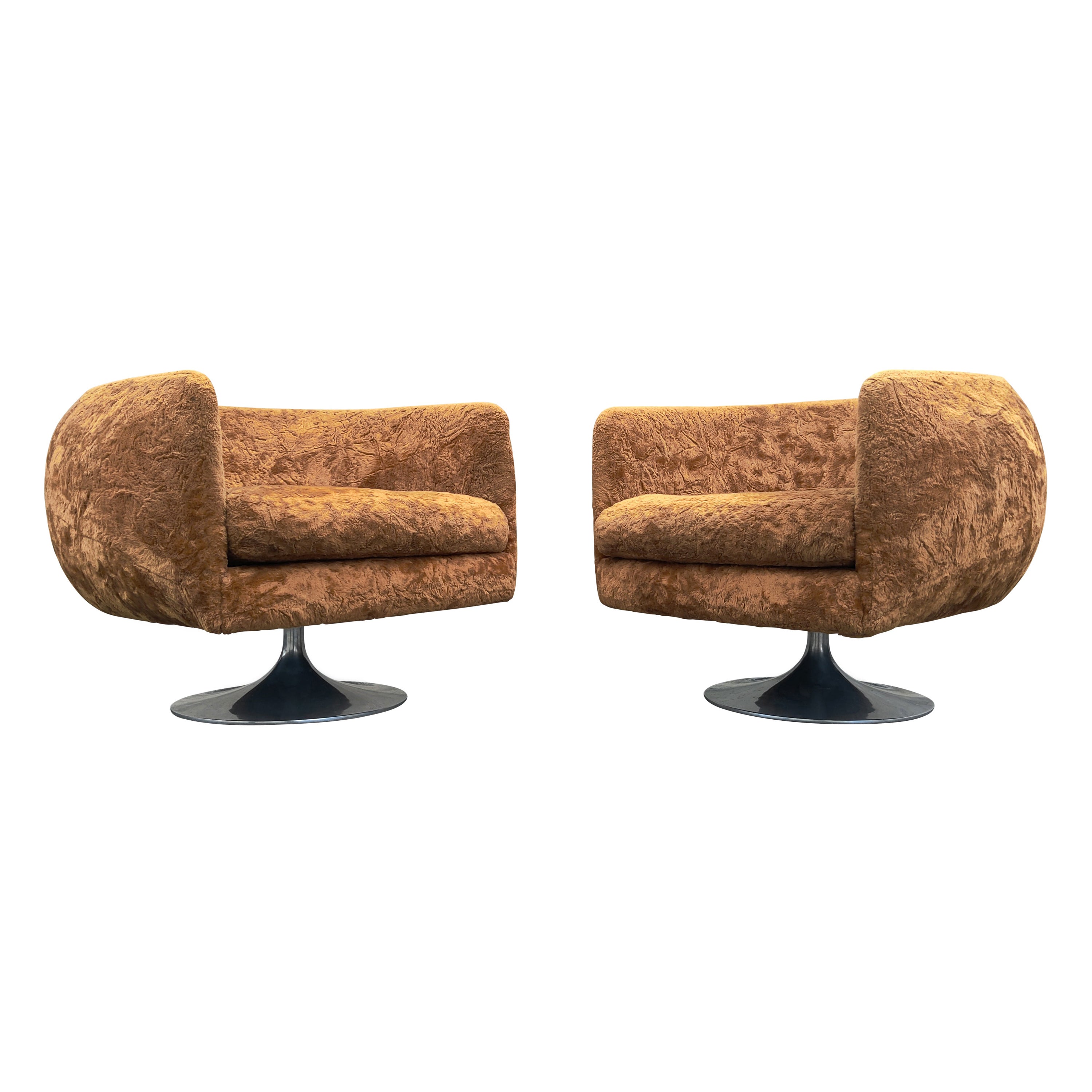 Ein Paar drehbare Adrian Pearsall-Stühle in Fassform mit brauner Pelzpolsterung und Tulpenfuß