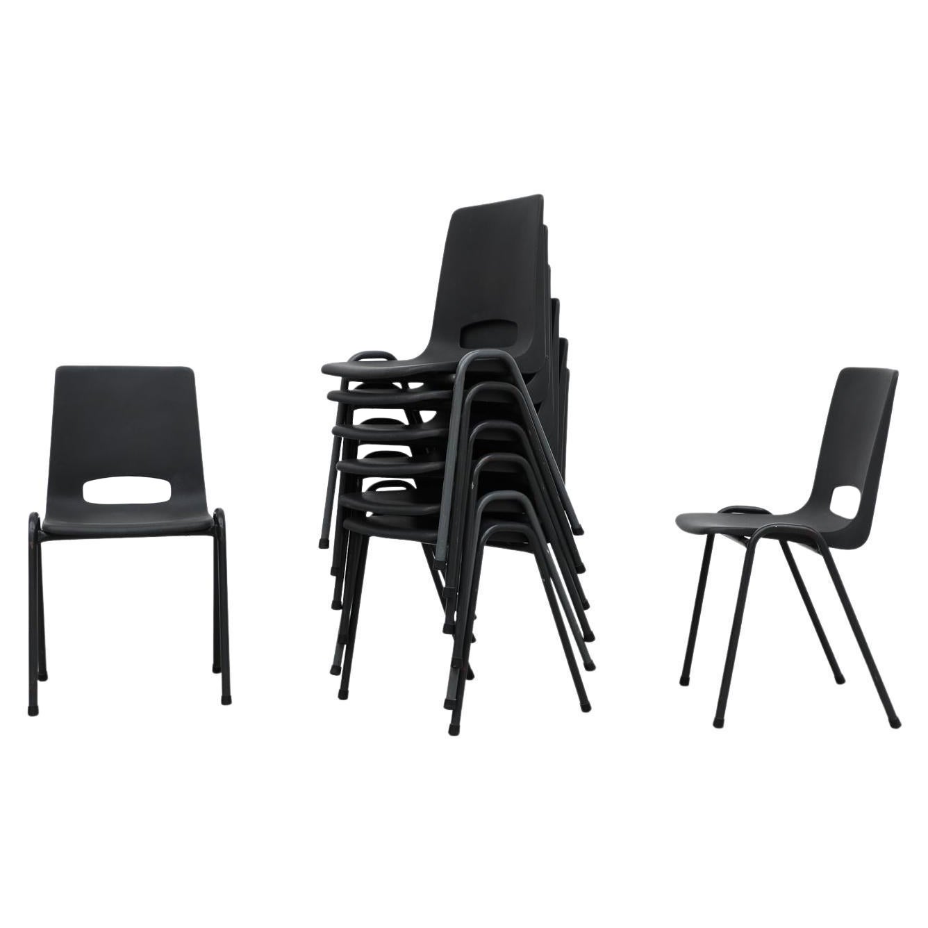 Sillones apilables de plástico gris oscuro inspirados en Robin Day con patas de metal gris