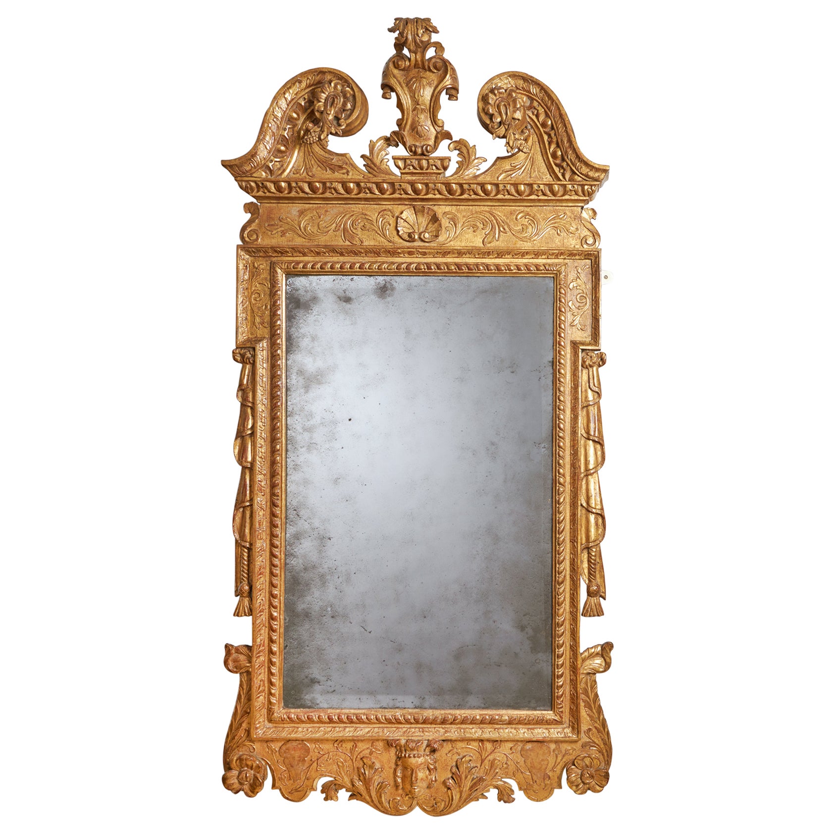 Rare miroir George II du 18ème siècle sculpté en gesso taillé et bois doré, vers 1730