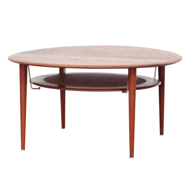 Scandinave moderne Peter Hvidt France & Son Table basse circulaire à deux niveaux avec plateau inférieur en rotin. en vente
