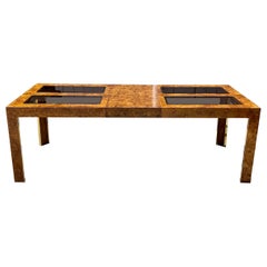 1970 Thomasville Burlwood and Smoked Glass Expandable Dining Table (Table à manger extensible en bois de bouleau et verre fumé)