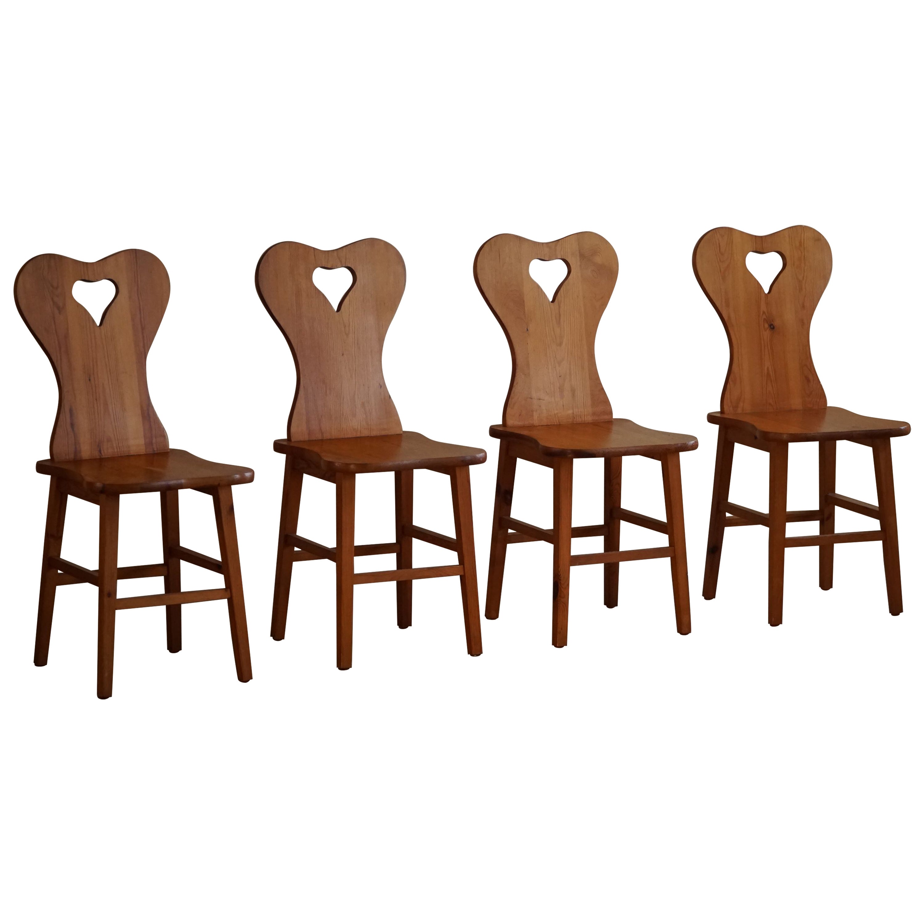 Ensemble de 4 chaises en pin, par un ébéniste suédois, scandinave moderne, années 1960