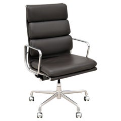 Herman Miller Eames fauteuil de direction en cuir marron à coussins souples, moderne du milieu du siècle dernier