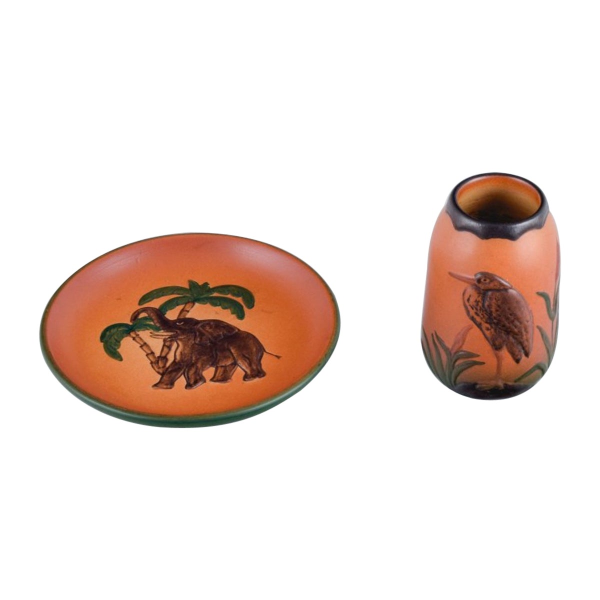 Ipsens Enke, vase en céramique et plat en céramique. Motif Malibu et éléphant.  en vente