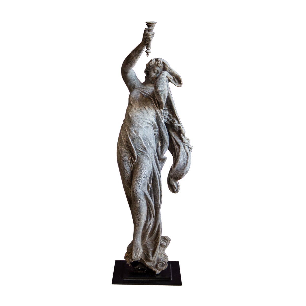 Liberty – eine figurative Skulptur aus patiniertem Blei, Frankreich um 1900 im Angebot