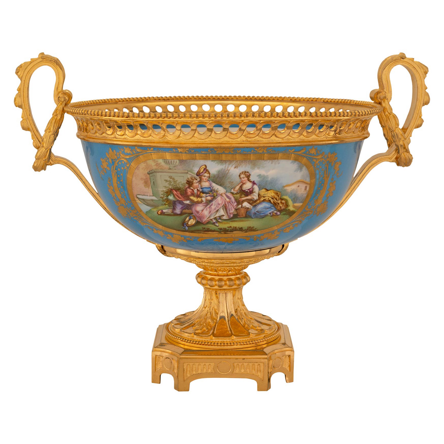 Centre de table en porcelaine de Sèvres et bronze doré du 19e siècle