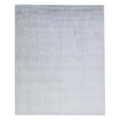 Tapis contemporain en laine et soie fait à la main avec un motif gris clair massif