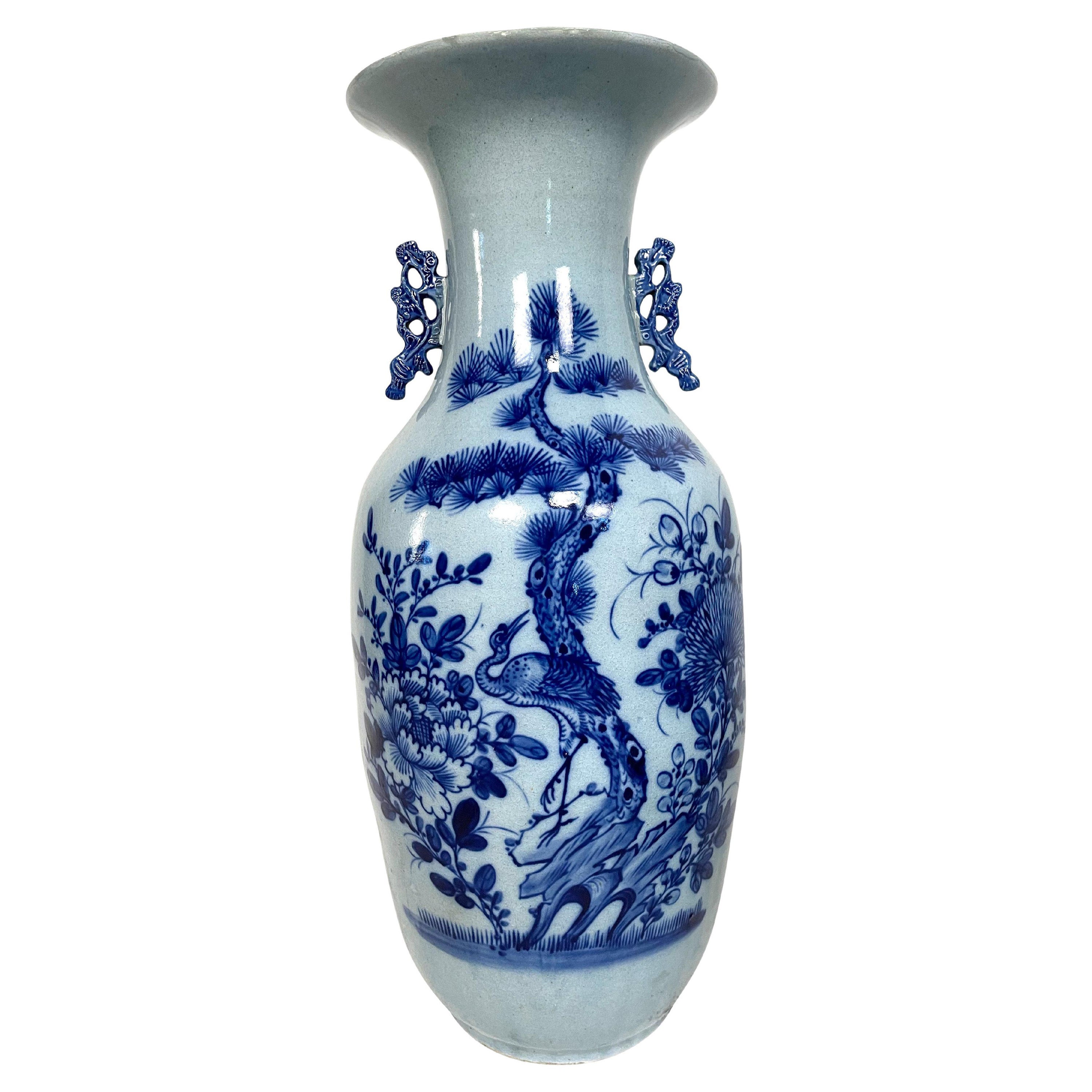 Urne ou vase chinois bleu et blanc de forme balustre avec motif de grue et d'arbre en vente